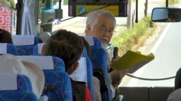 バスの中での新実さん.jpg